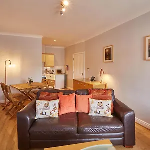 Host & - Seal Watch Apartment Whitby